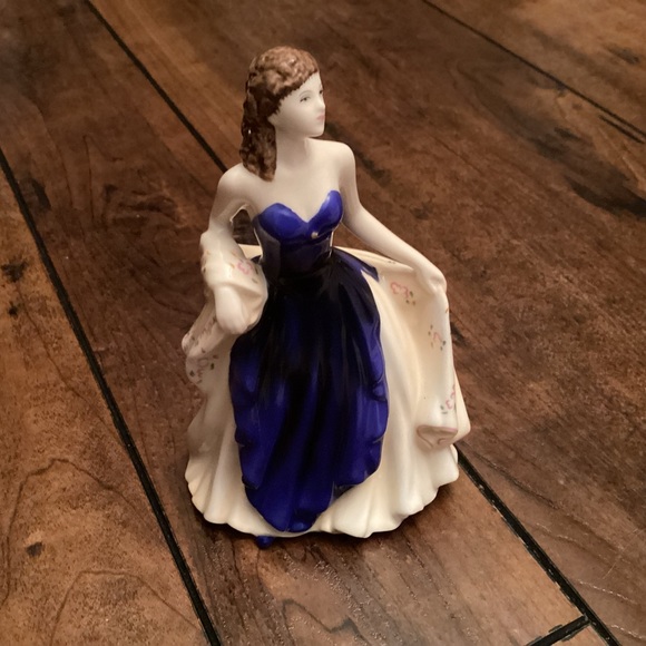 Royal Doulton Pretty Ladies Loved One figurine HN5147 - Picture 2 of 5